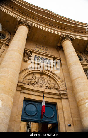 PARIS, FRANCE - 10 juillet 2014 : l'Université de Paris, Sorbonne, université célèbre à Paris, fondé par Robert de Sorbon (1257) - L'un des f Banque D'Images