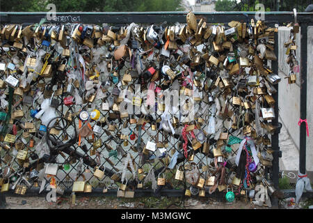Locks attachées à la grille du pont à la mémoire de la France, près de Notre Dame de Paris dans la ville de Paris. Banque D'Images