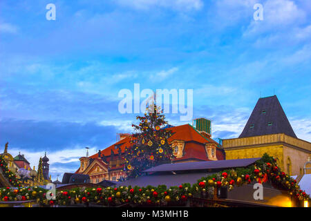 Arbre de Noël de conte de fées et église Notre Dame de Tyn, Prague, République Tchèque Banque D'Images