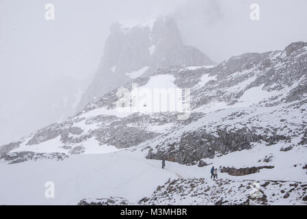 Les touristes marcher sous le haut des sommets alpins de Fuente De, Picos de Europa et le nord de l'Espagne. L'accessibilité de l'environnement de montagne c/o un téléphérique. Banque D'Images