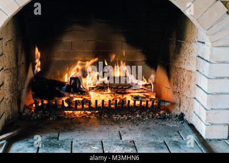 Feu dans la cheminée. Il y a des briques brûlées et la combustion du bois dans le feu. Banque D'Images