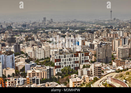 Téhéran, Iran - 28 Avril 2017 : vue sur la ville de Téhéran avec des maisons à plusieurs étages, et de parcs publics. Banque D'Images