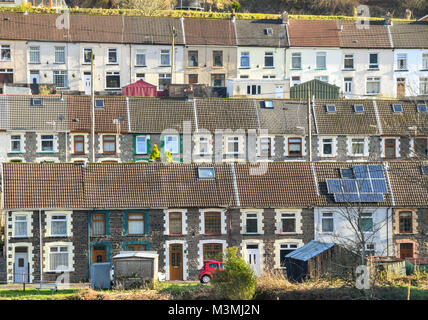 Vue rapprochée de rangées de logements en terrasses traditionnelles dans la vallée de Rhondda, au Pays de Galles Banque D'Images