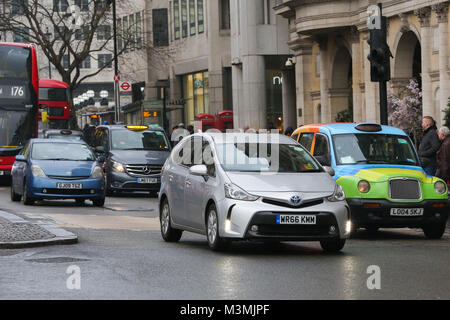 WC2N - Charing Cross est l'un des codes postaux pollués identifiés à Londres dans les 12 mois de septembre 2017. Ce domaine inclut le trafic autour de Trafalgar Square, la National Gallery, la gare de Charing Cross, Embankment Pier et certaines parties de l'extrémité ouest du quartier des théâtres. Marylebone Road et Hyde Park Corner, à la fois dans le centre de Londres, ont le plus pollué des codes postaux en Grande-Bretagne, selon une nouvelle étude sur la qualité de l'air. Les données proviennent d'un projet de site les concentrations de dioxyde d'azote (NO2) dans l'ensemble du pays avec l'atmosphère : où : London, Royaume-Uni Quand : 11 Jan 2018 Credit : WENN.com Banque D'Images