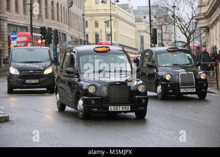 WC2N - Charing Cross est l'un des codes postaux pollués identifiés à Londres dans les 12 mois de septembre 2017. Ce domaine inclut le trafic autour de Trafalgar Square, la National Gallery, la gare de Charing Cross, Embankment Pier et certaines parties de l'extrémité ouest du quartier des théâtres. Marylebone Road et Hyde Park Corner, à la fois dans le centre de Londres, ont le plus pollué des codes postaux en Grande-Bretagne, selon une nouvelle étude sur la qualité de l'air. Les données proviennent d'un projet de site les concentrations de dioxyde d'azote (NO2) dans l'ensemble du pays avec l'atmosphère : où : London, Royaume-Uni Quand : 11 Jan 2018 Credit : WENN.com Banque D'Images