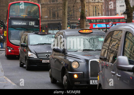 WC2N - Charing Cross est l'un des codes postaux pollués identifiés à Londres dans les 12 mois de septembre 2017. Ce domaine inclut le trafic autour de Trafalgar Square, la National Gallery, la gare de Charing Cross, Embankment Pier et certaines parties de l'extrémité ouest du quartier des théâtres. Marylebone Road et Hyde Park Corner, à la fois dans le centre de Londres, ont le plus pollué des codes postaux en Grande-Bretagne, selon une nouvelle étude sur la qualité de l'air. Les données proviennent d'un projet de site les concentrations de dioxyde d'azote (NO2) dans l'ensemble du pays avec l'atmosphère : où : London, Royaume-Uni Quand : 11 Jan 2018 Credit : WENN.com Banque D'Images