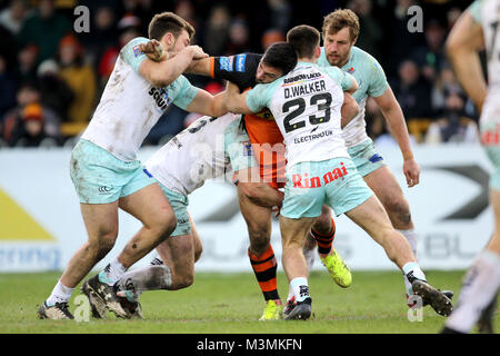 Castleford Tigers Matt Cook est abordé au cours de la Super League à Betfred le Mend-A-tuyau Jungle, Castleford. Banque D'Images