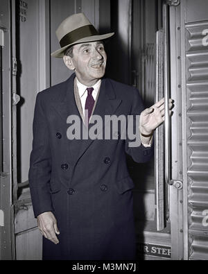 Auteur-compositeur Irving Berlin arrivant sur le Super Chef de train à Chicago, IL. Le 4 novembre 1945. Compositeur de Berlin de nombreuses chansons telles que : Noël blanc, bleu ciel et Dieu bénisse l'Amérique. Appareil photo originale négative. Banque D'Images