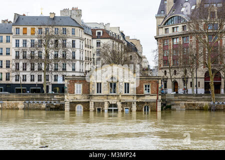 Paris, France - le 29 janvier 2018 : La maison des Célestins, ancienne maison de la batellerie, est à moitié immergé par l'enflure Seine Banque D'Images