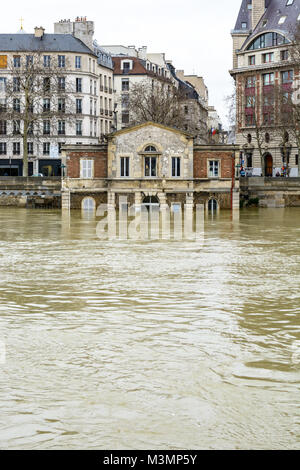 Paris, France - le 29 janvier 2018 : La maison des Célestins, ancienne maison de la batellerie, est à moitié immergé par l'enflure Seine Banque D'Images