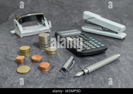L'argent et des accessoires de bureau sur un bureau Banque D'Images