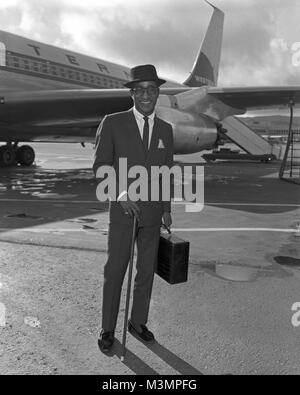 Artiste Sammy Davis Jr. sur le tarmac de Lax, Los Angeles, CA. Novembre 28, 1960. Appareil photo originale négative. Banque D'Images