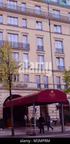 L'arbre bordé/entrée du célèbre hôtel Adlon, Unter den Linden, Berlin, Allemagne Banque D'Images