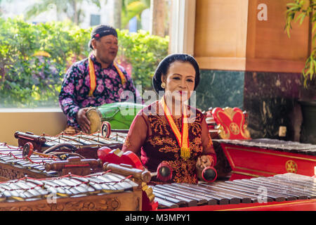 Jakarta, Indonésie - 02 novembre, 2017 Jouer de la musique sur deux tradiitonal instruments Indonésien Banque D'Images