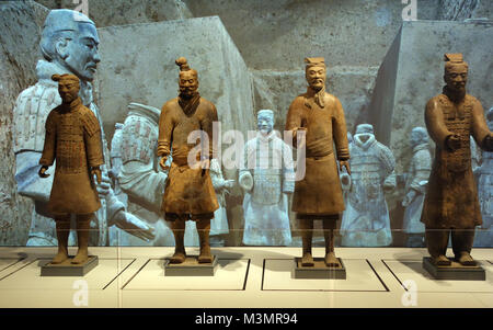 Quatre du Premier Empereur de Chine et les guerriers de terre cuite sur l'exposition au musée du monde, Liverpool, Angleterre, Royaume-Uni. Banque D'Images