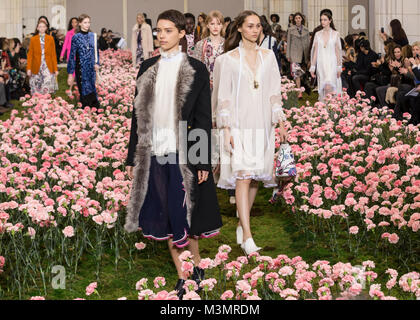 NEW YORK, NY - 09 Février 2018 : Modèles à pied la piste à l'automne 2018 Tory Burch Hiver fashion show Fashion Week de New York Banque D'Images