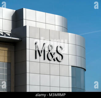 Nouveau Marks & Spencer (M&S) logo signe sur des voies de garage en acier inoxydable magasin ci-dessus au centre commercial, Cribbs Causeway, Bristol, England, UK Banque D'Images