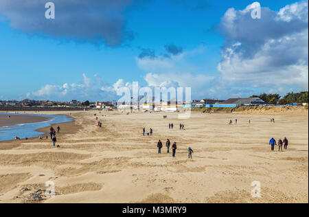 Sandy Bay, Porthcawl, avec des gens en promenade sur une journée d'hiver ensoleillée et venteuse, Nouvelle-Galles du Sud Banque D'Images