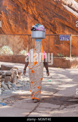 L'Inde, Karnataka, Badami, femme portant sur sa tête une blanchisserie Banque D'Images