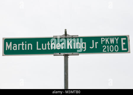 WILSON, NC - 4 février 2017 - un signe d'identification de la rue affiche Martin Luther King Jr Parkway. Il y a environ 900 rues nommées d'après t Banque D'Images