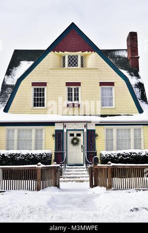 Un vénérable maison pendant l'hiver dans un quartier historique comme la neige légère s'ajoute à l'accumulation de l'hiver. Elgin, Illinois, USA. Banque D'Images