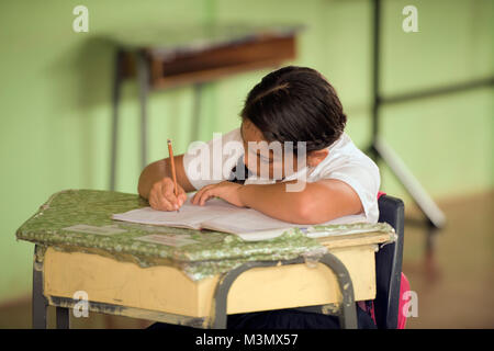 Une écolière de Maleku études dans son école de village dans la réserve indienne de Maleku, Province d'Alajuela, Tonjibe, Costa Rica. Banque D'Images