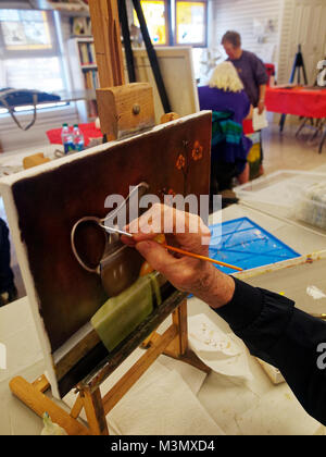 Les retraités de profiter de la vie en sortant de prendre des cours de peinture et d'être créatif à la Trinité au Texas Arts Guild Banque D'Images