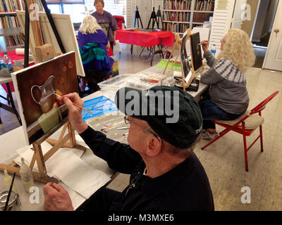 Les retraités de profiter de la vie en sortant de prendre des cours de peinture et d'être créatif à la Trinité en Arts Guild au Texas. Prendre sur un nouveau défi, c'est amusant et fait de nouveaux amis. Banque D'Images