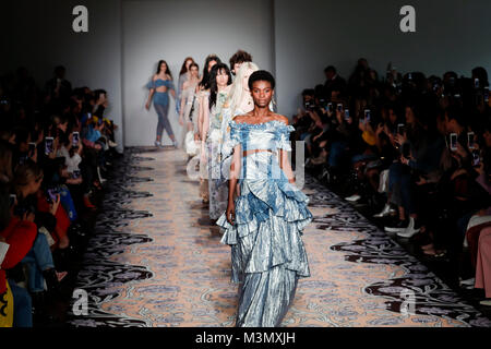 New York, NY, USA - 10 Février 2018 : Modèles à pied la piste pour alice McCall Automne/Hiver 2018 défilé lors de la mode de New York à Wweek Industria, Ma Banque D'Images