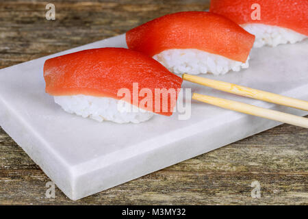 Apéritif au saumon sushi japonais sushi saumon frais sur table en bois Banque D'Images