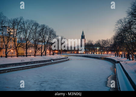 Belle vue sur rivière Aura au clair matin d'hiver avec l'éclairage de rue sur et Turku cathédrale en arrière-plan Banque D'Images