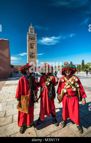 Marrakech,Maroc - Janvier 2018 : Groupe d'hommes dans l'Afrique du nord aux vêtements traditionnels marocains Banque D'Images