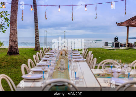 Soirée table pour un mariage blanc et bleu aqua le dîner près de la plage, décorés de coquillages. Banque D'Images