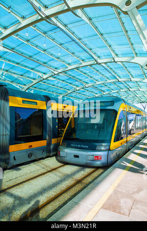 PORTO, PORTUGAL - Octobre 07, 2015 : Porto metro. Metro do Porto est l'un des plus grands réseaux de train léger sur rail en Europe Banque D'Images