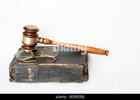 Cuir usé Antique Bible avec marteau et meubles anciens verres sur fond blanc Banque D'Images