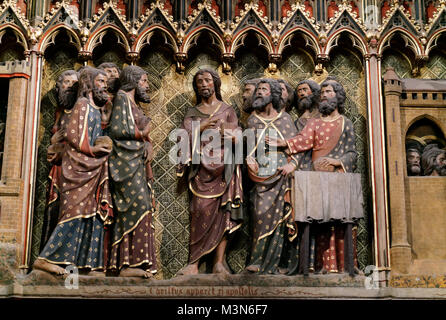 Une scène de la chorale sur le côté sud de l'autel de notre Dame de Paris montre une sculpture du Christ du XIVe siècle qui apparaît aux apôtres. Banque D'Images
