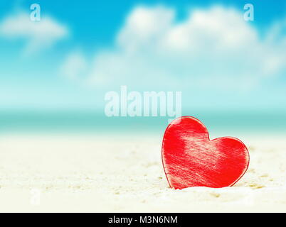 Coeur sur la plage d'été. Valentines Day. Banque D'Images