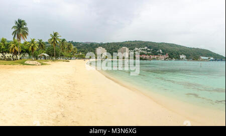 Panorama de la plage à Ocho Rios, Jamaïque Banque D'Images