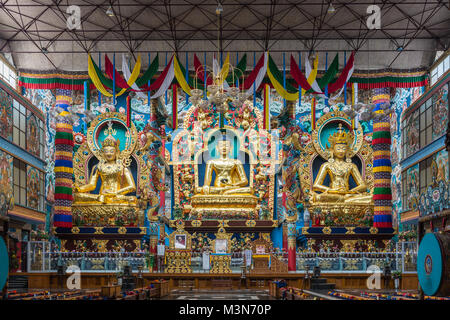 Coorg, Inde - le 29 octobre 2013 : l'intérieur de Padmasambhava Vihara de Namdroling monastère Bouddhiste. Les statues en or de Gourou Padmasambhava, Bouddha et suis Banque D'Images