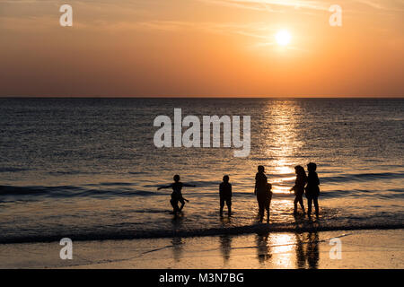 Langkawi, Malaisie, le 21 décembre 2017 : La famille baigne sur Langkawi Beach au coucher du soleil Banque D'Images