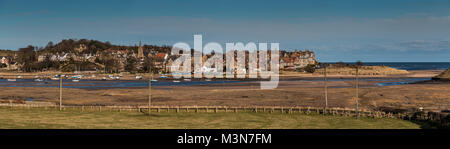 La côte de Northumberland seascape, une vue panoramique sur le village balnéaire de Blackpool, à l'intérieur de la côte de Northumberland AONB, sur une belle après-midi d'hiver Banque D'Images