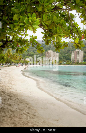 Plage de sable à Ocho Rios, Jamaïque Banque D'Images