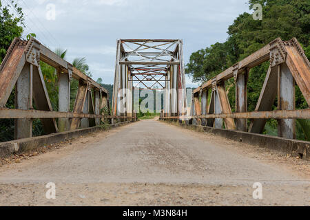 Voir l'acier de base le long d'un pont à poutres poutre je avec chemin de béton à travers une profonde vallée de la rivière. Banque D'Images