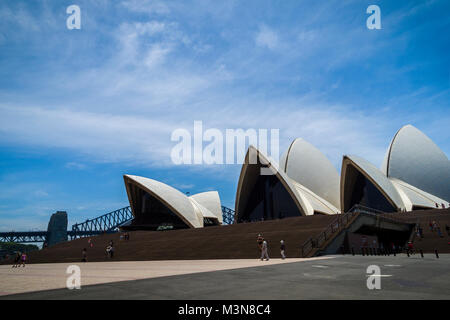 Vue grand angle de l'escalier menant à l'Opéra de Sydney avec le Sydney Harbour Bridge dans la distance, Sydney, New South Wales, Australia Banque D'Images