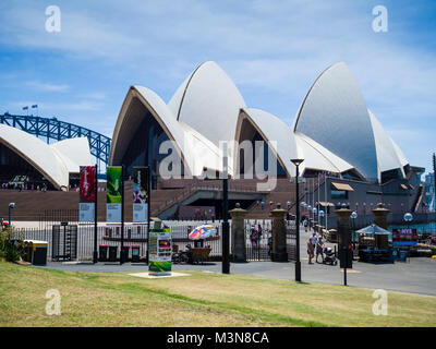 Vue de l'Opéra de Sydney par l'intérieur du Royal Botanic Garden avec aperçu de l'Harbour Bridge dans la distance, Sydney, NSW, Australie Banque D'Images