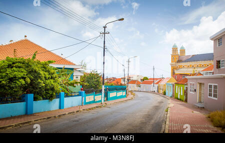 Rue pleine de maisons colorées à Willemstad, Curaçao Banque D'Images