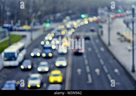 Auto, l'éclairage de rue de la ville et des embouteillages, taxi. Résumé floue aux couleurs arrière-plan lumineux de la rue urbaine trafic du soir avec feux. bokeh Décor moderne Banque D'Images