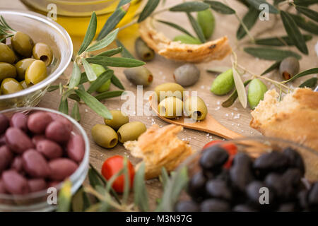 Mélange de tout un assortiment d'olives italiennes pour snack-background Banque D'Images