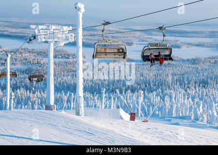 Télésièges à la station de ski de Ruka en Finlande Banque D'Images