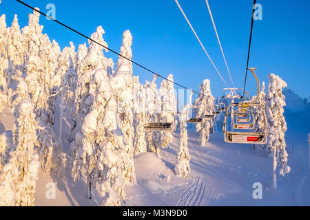 Au télésiège La station de ski de Ruka en Finlande Banque D'Images